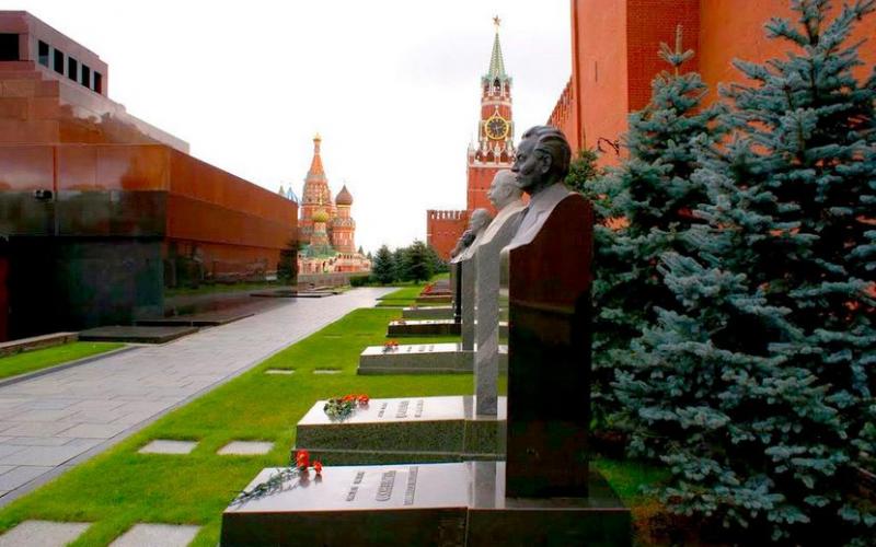 Сколько человек захоронено в кремлевской стене